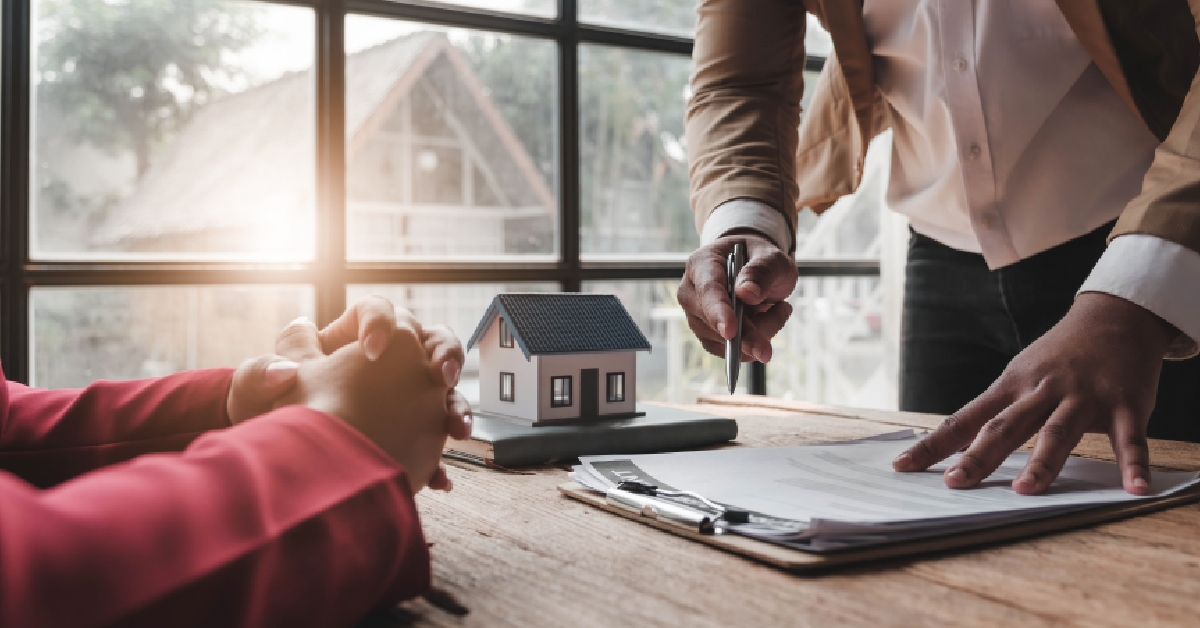 house model with agent and customer