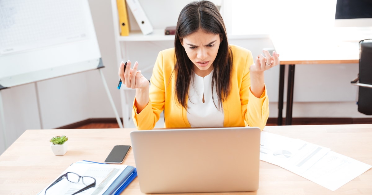 angry business woman usine laptop