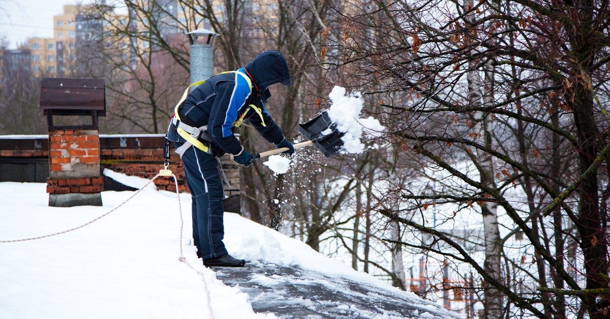 city service remove snow from roof of a building