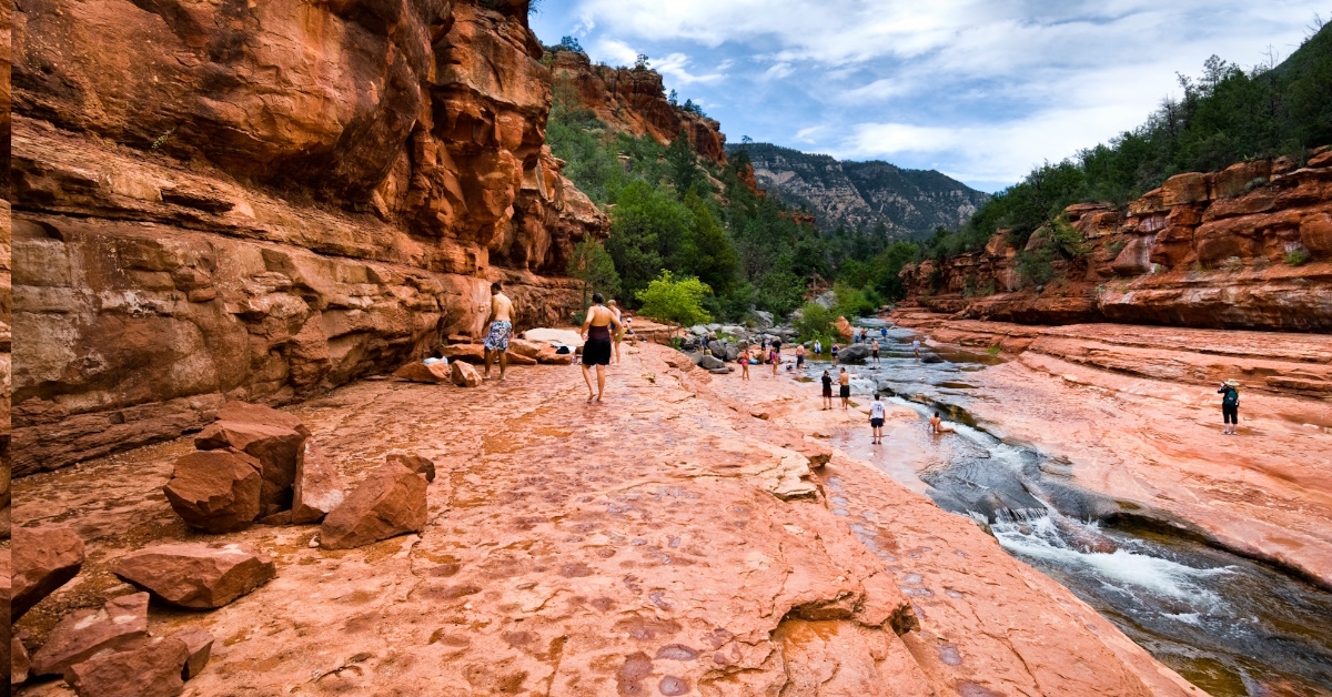 Tourists enjoting their vacations at Slide rock park bei Sedona, Arizona in USA