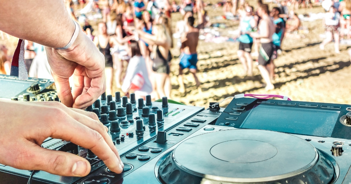 dp playing music at beachside festival