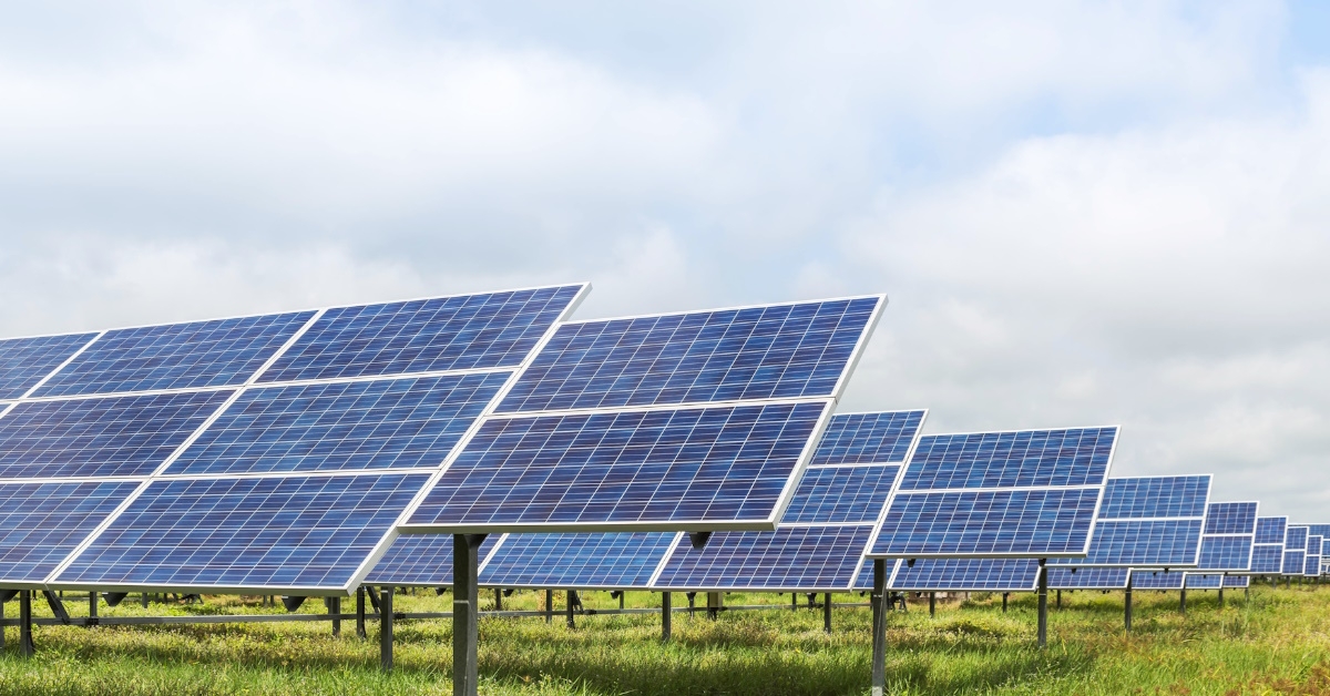 solar panels in que at field