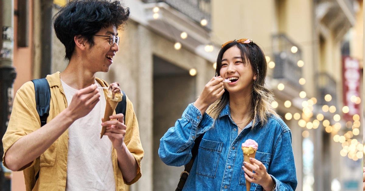 tourist couple eating ice cream