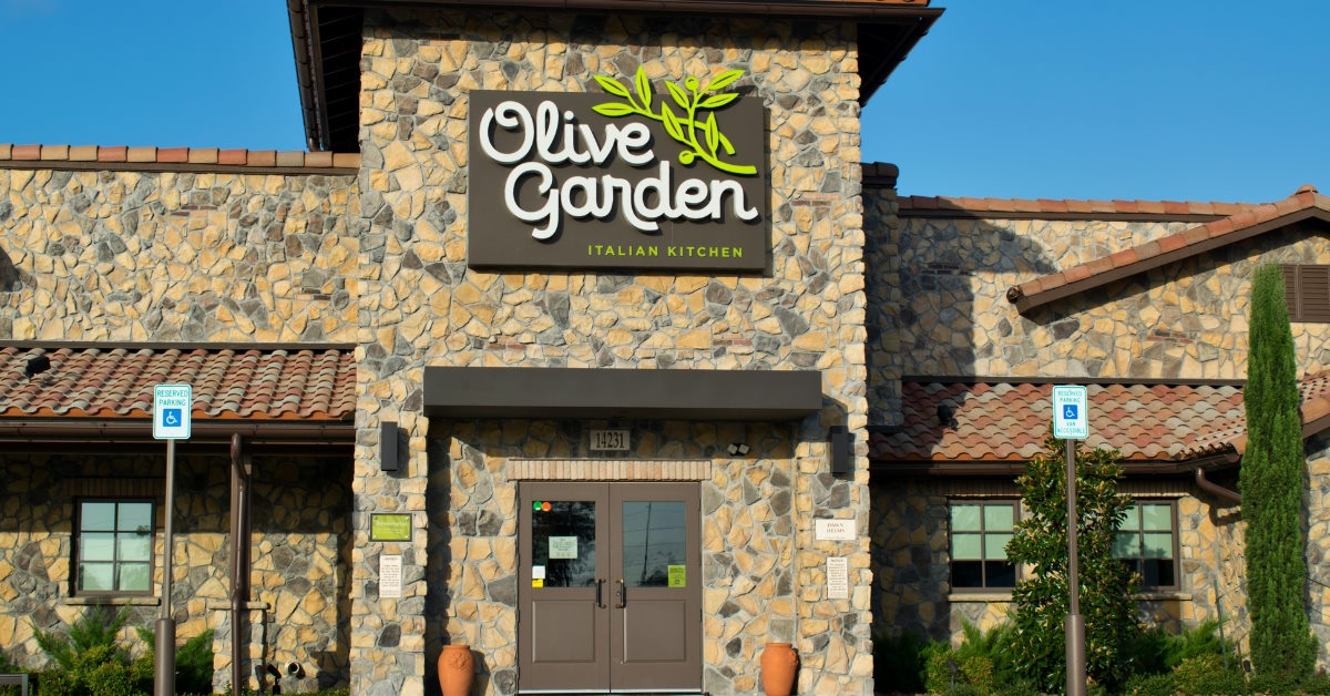 olive garden restaurant entrance in humble