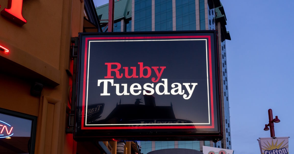 ruby tuesday signboard in niagara falls