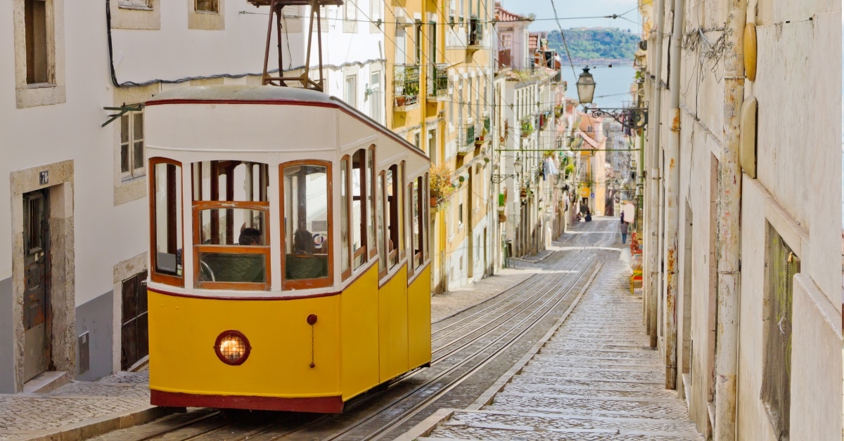 gloria funicular in lisbon 