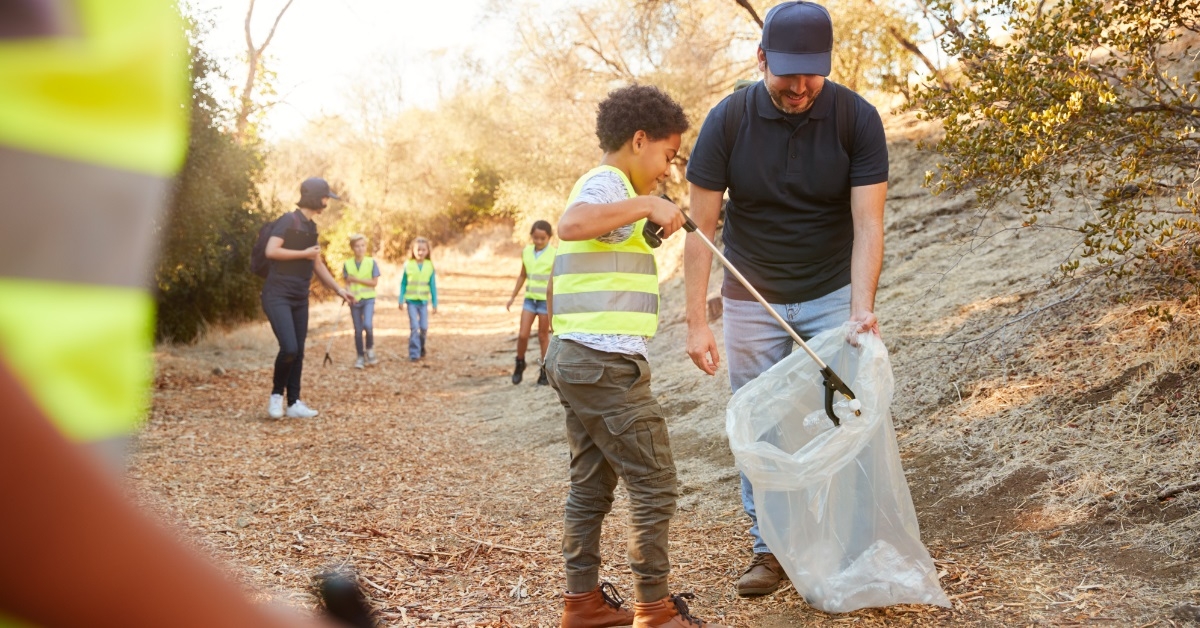 children volunteering to pick up litter