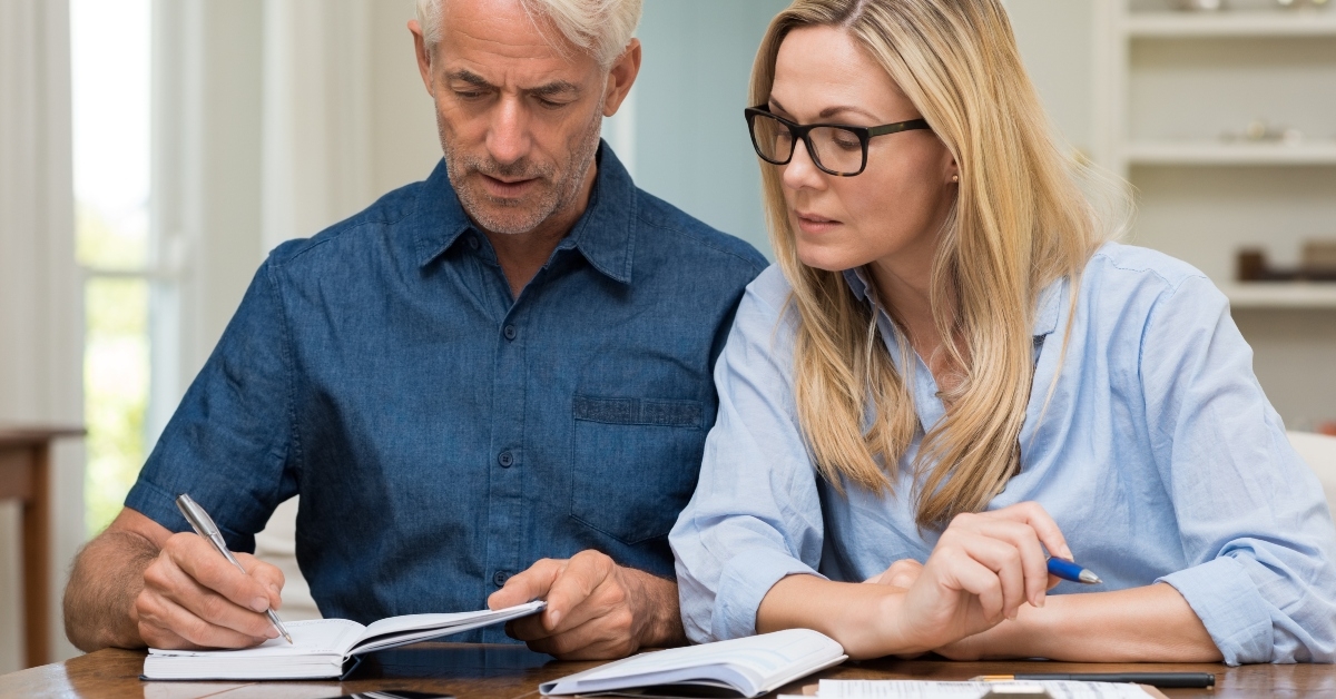 couple calculating bills