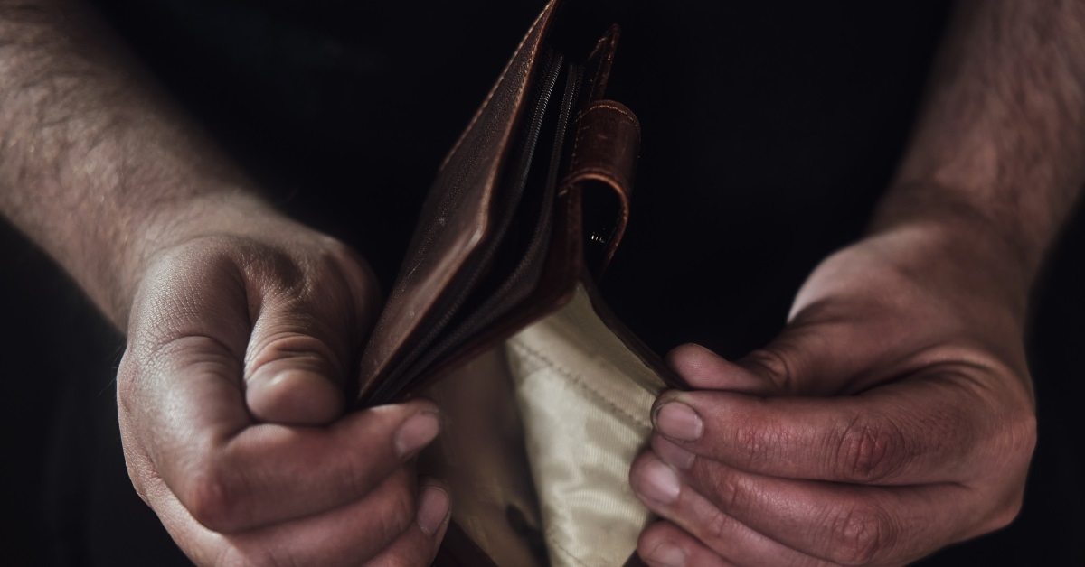 hands showing empty wallet