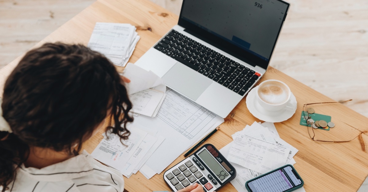 woma calculating bills at coffee table