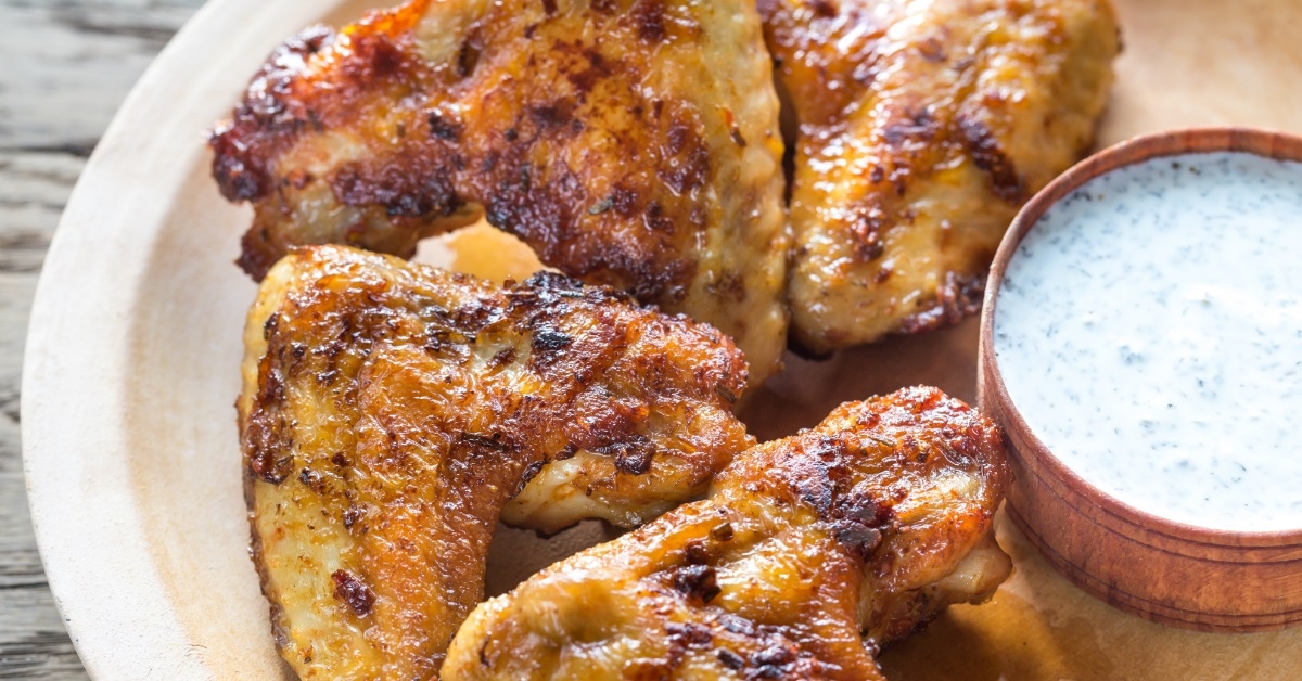 fried chicken wings with sauce
