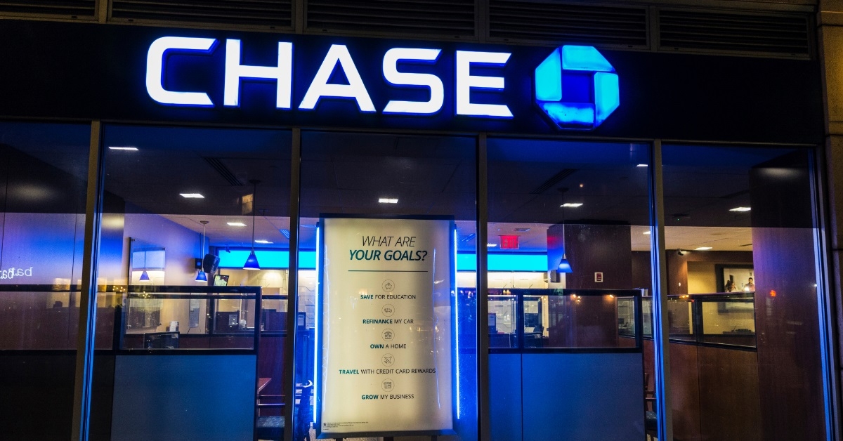 new york chase bank at night