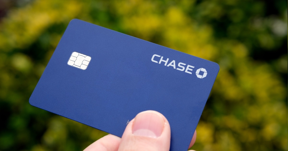 hand holding chase bank mastercard card