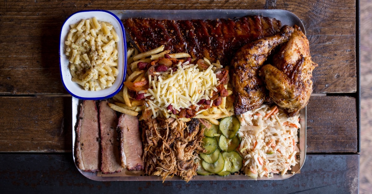 bbq platter with mac and cheese