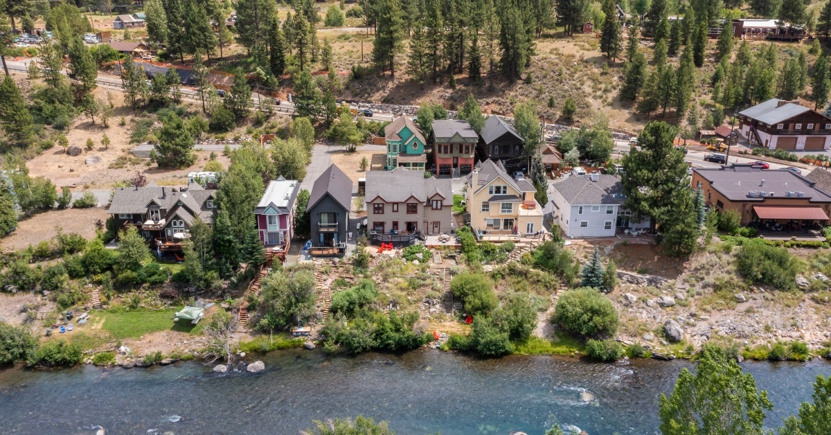 homes beside lake in truckee california