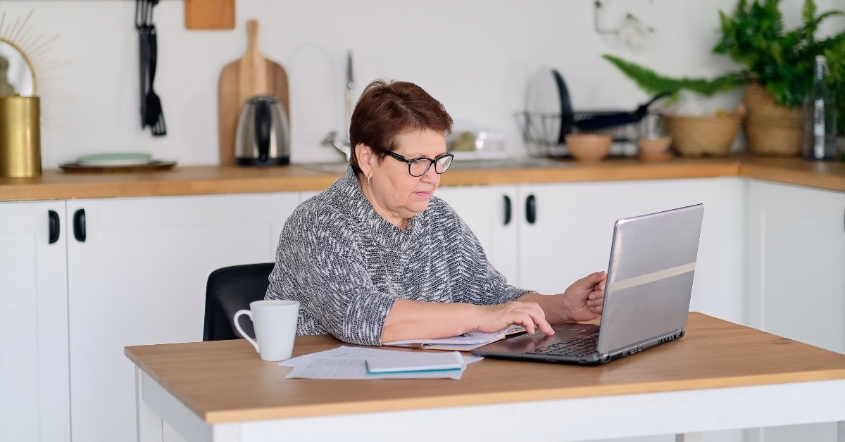 senior woman websurfing