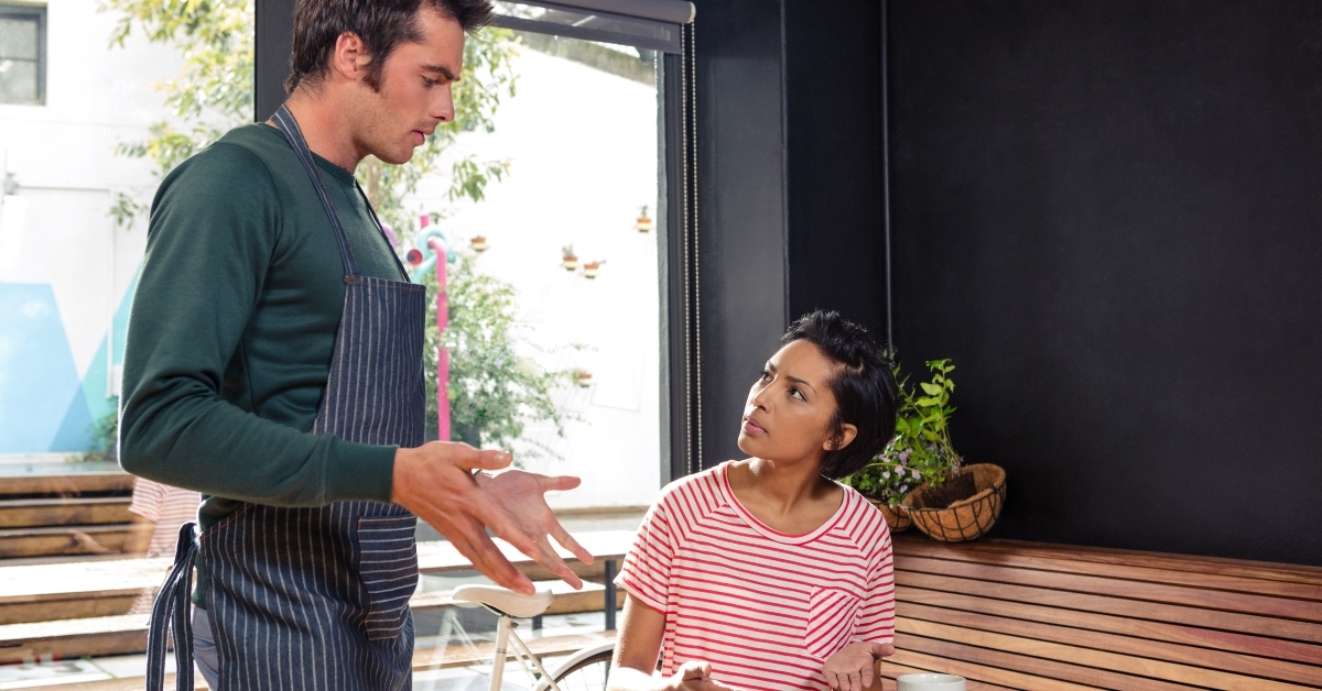 disagreement between a waiter and a customer