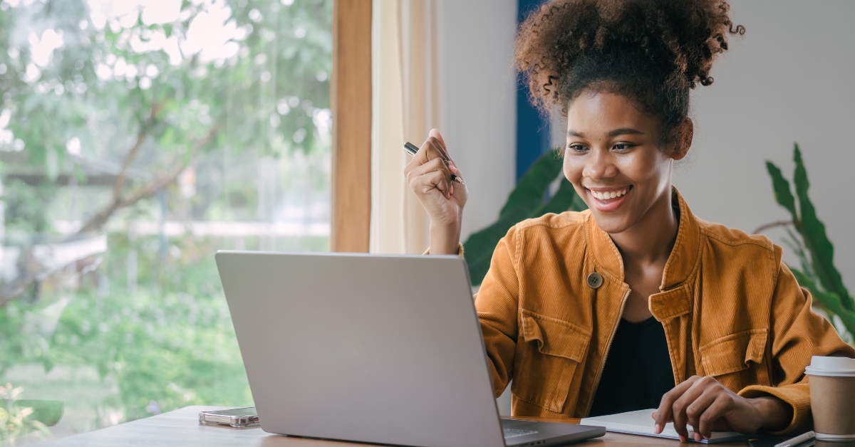 student studies online on laptop