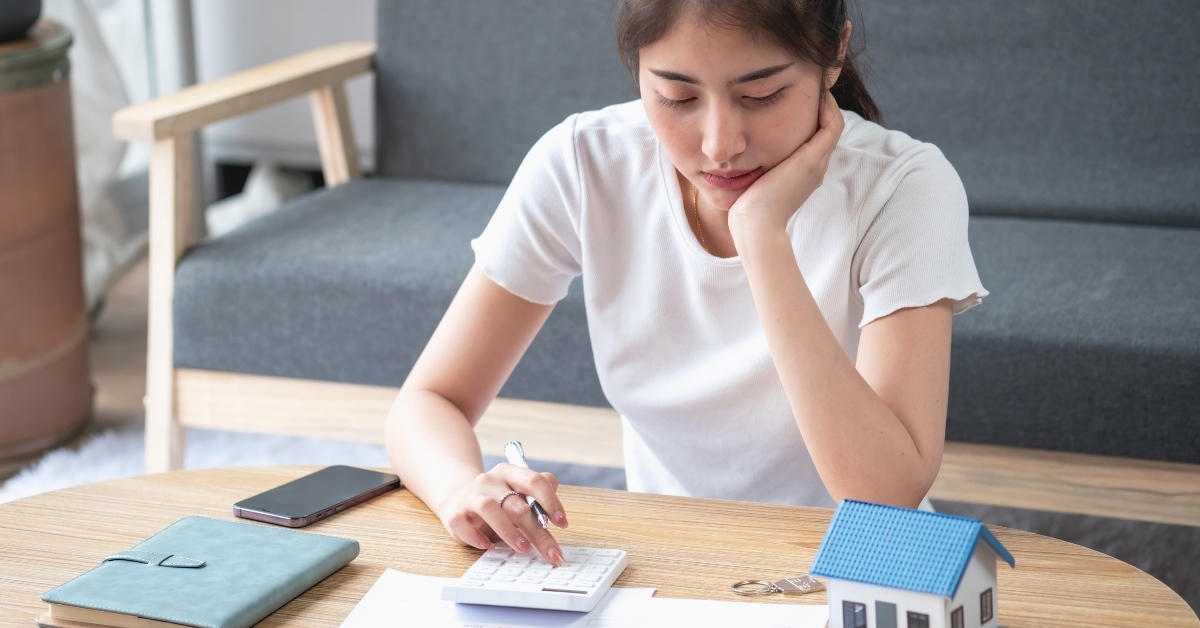 asian woman calculating expenses