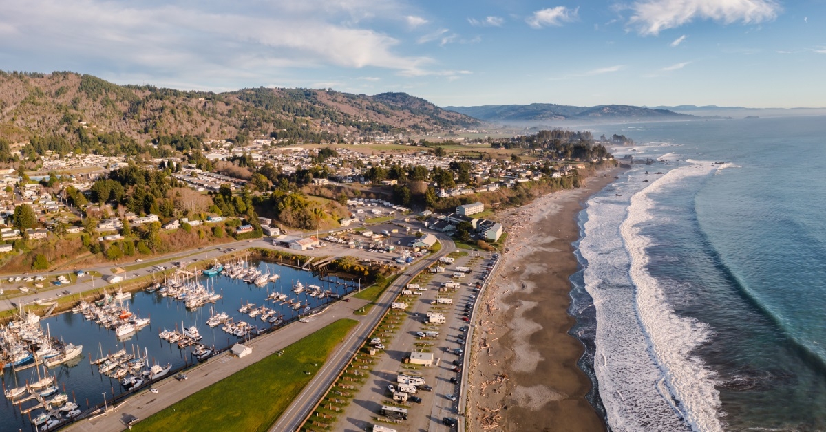 beach scene in brookings oregon