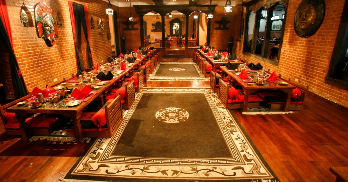 luxurious chinese restaurant dining room