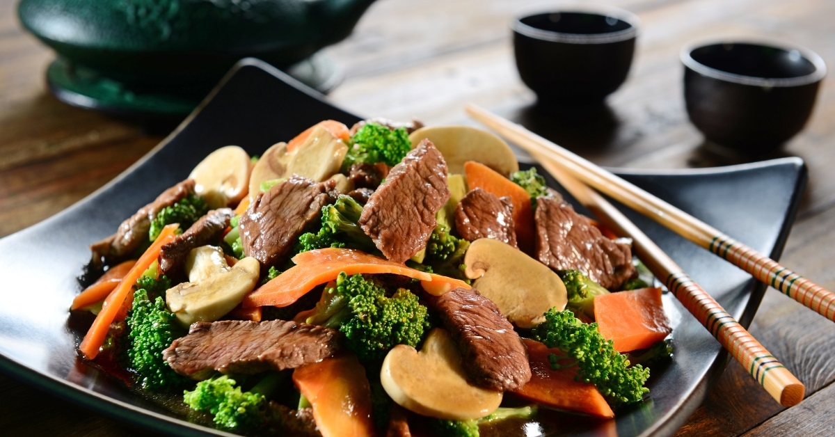 yakisoba bowl with vegetables and meat