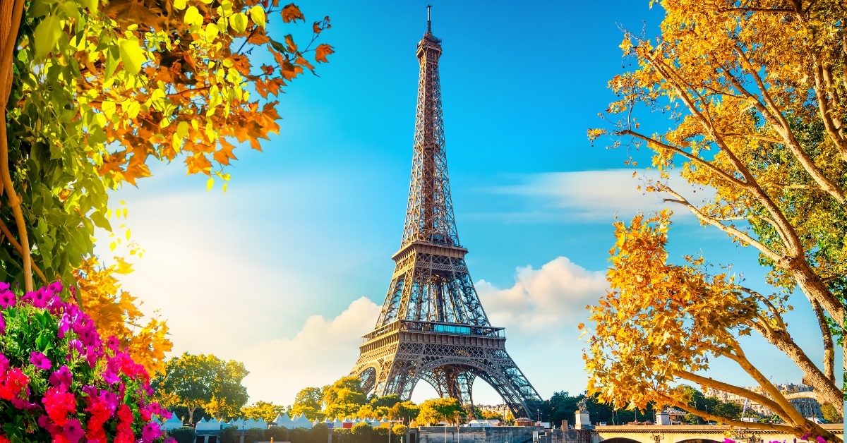 eiffel tower in paris at autumn