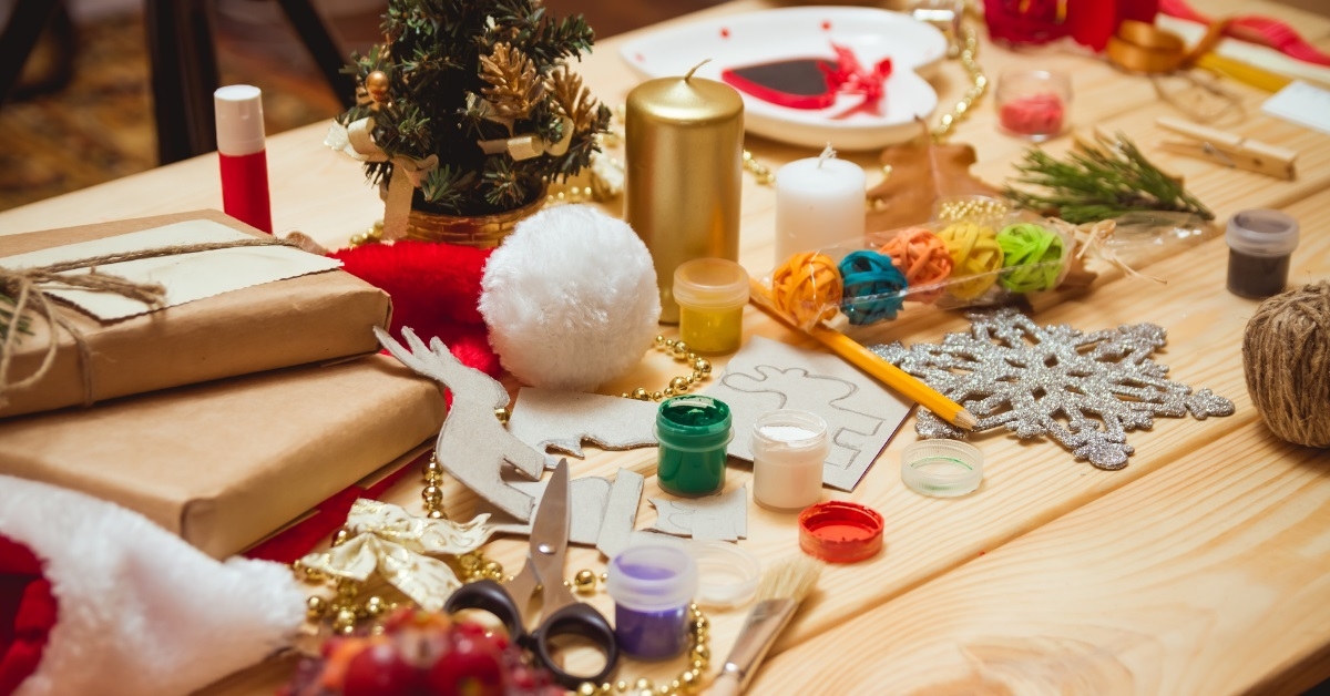 table with christmas decorations