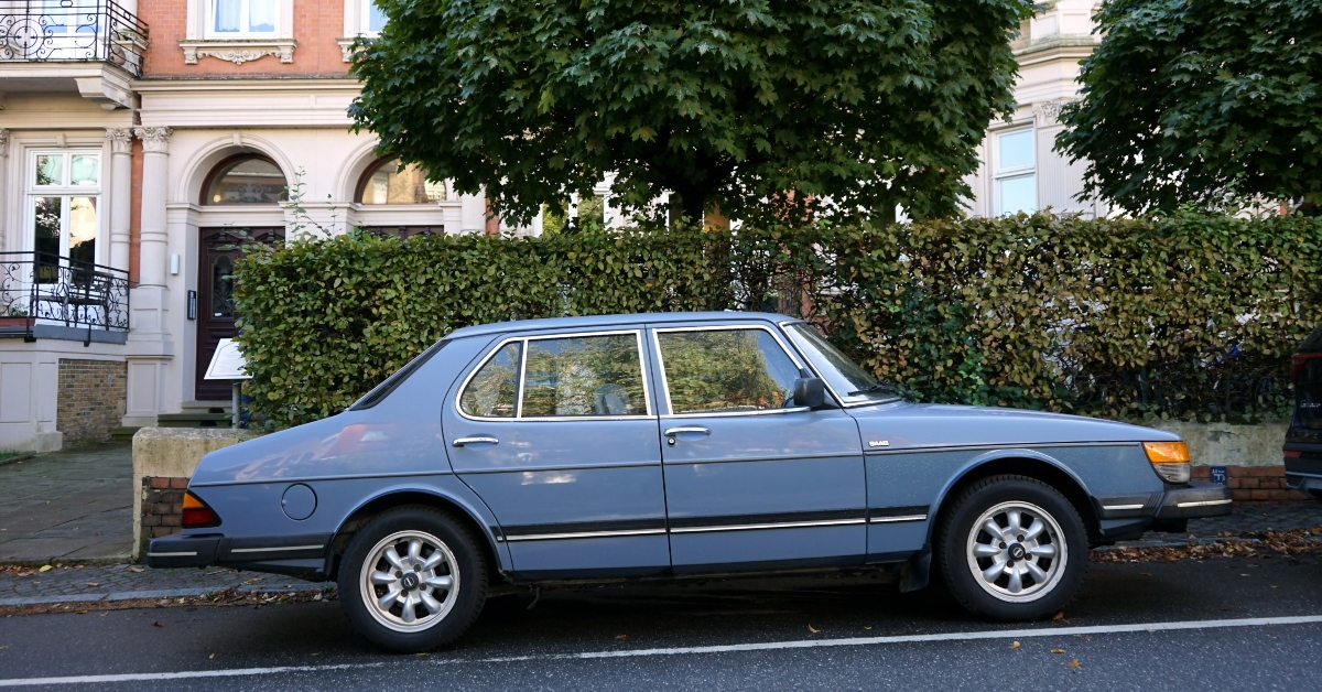 saab 900 sedan