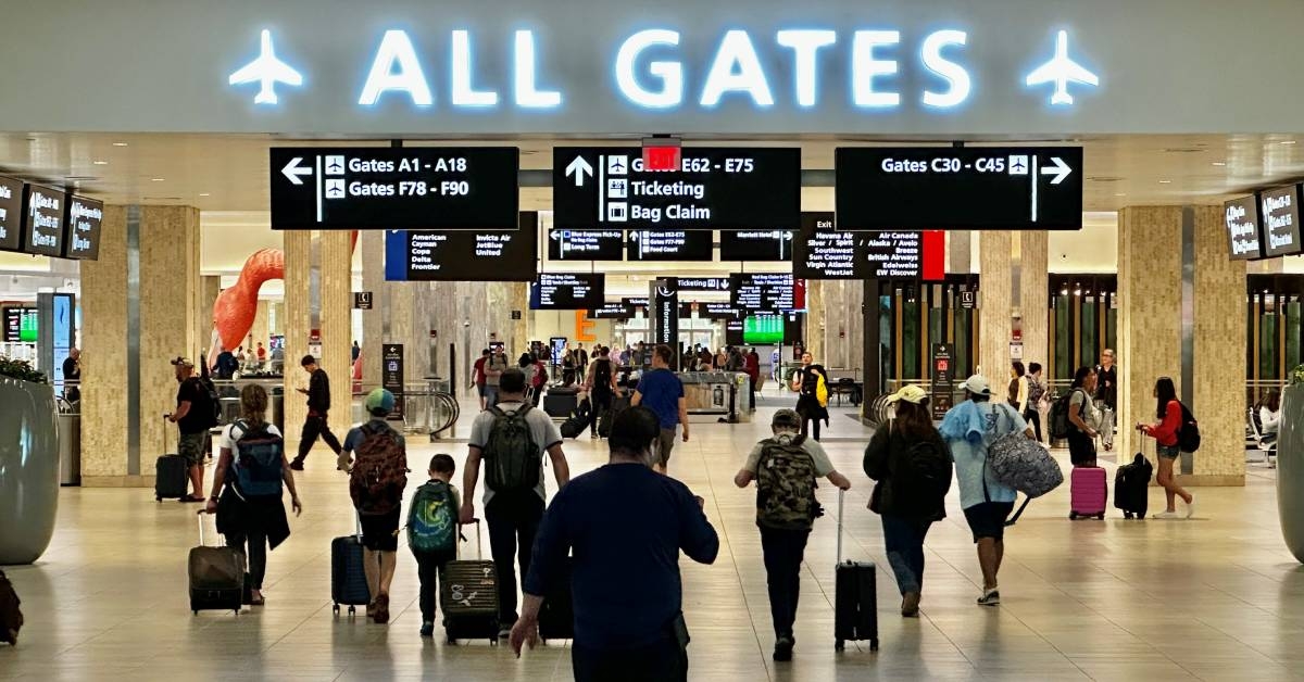 passengers walking in tampa international airport main terminal
