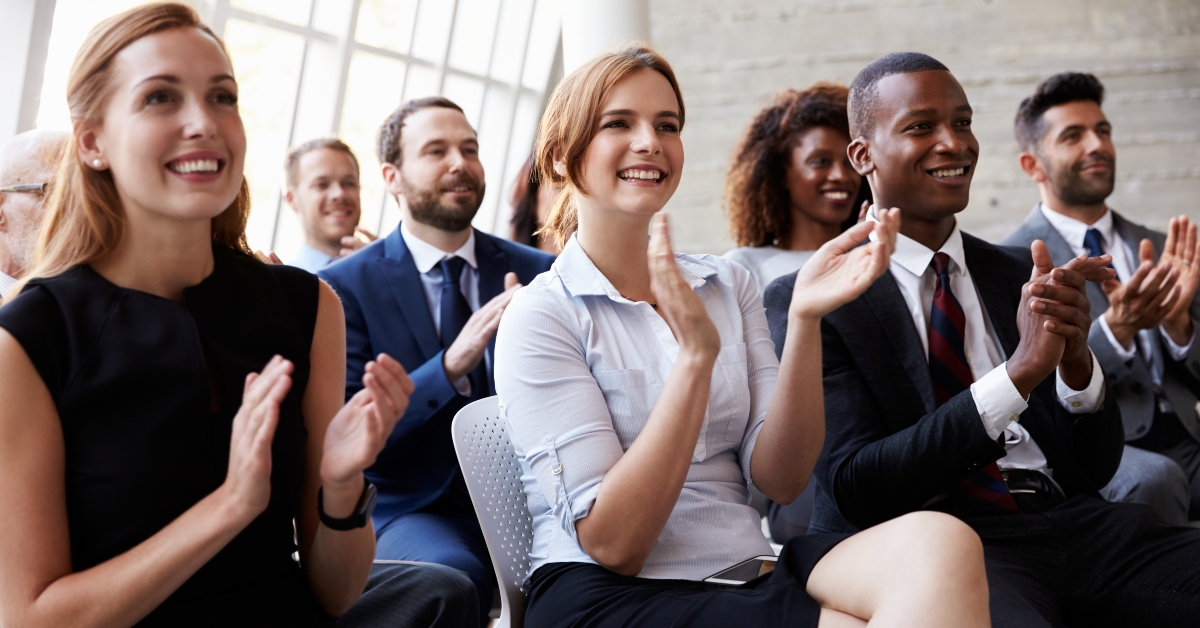 applauding-speaker-at-business-conference