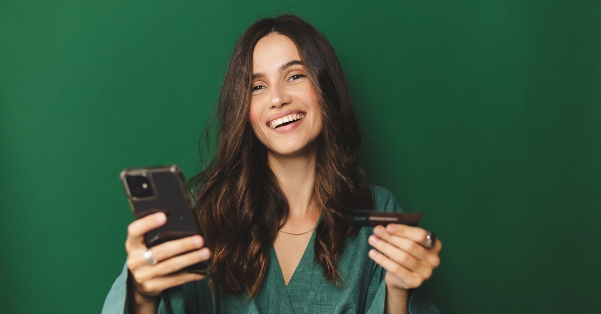 brunette paying with credit card