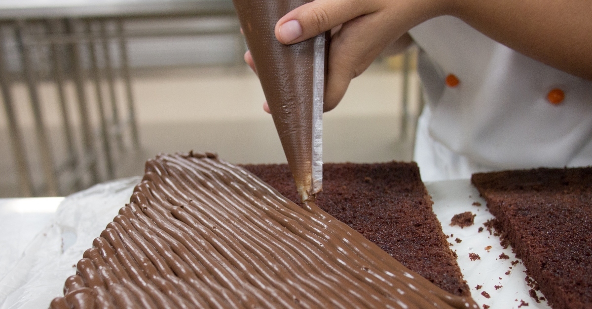 decorating a chocolate cake pattern