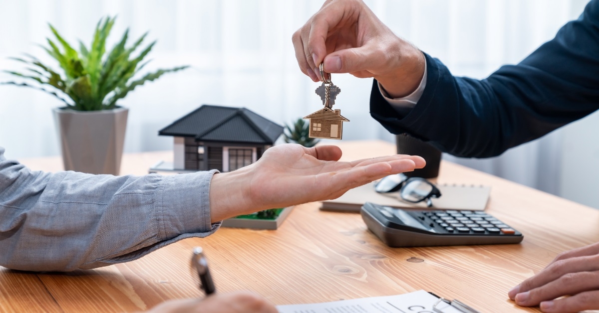 client signing house contract with realtor