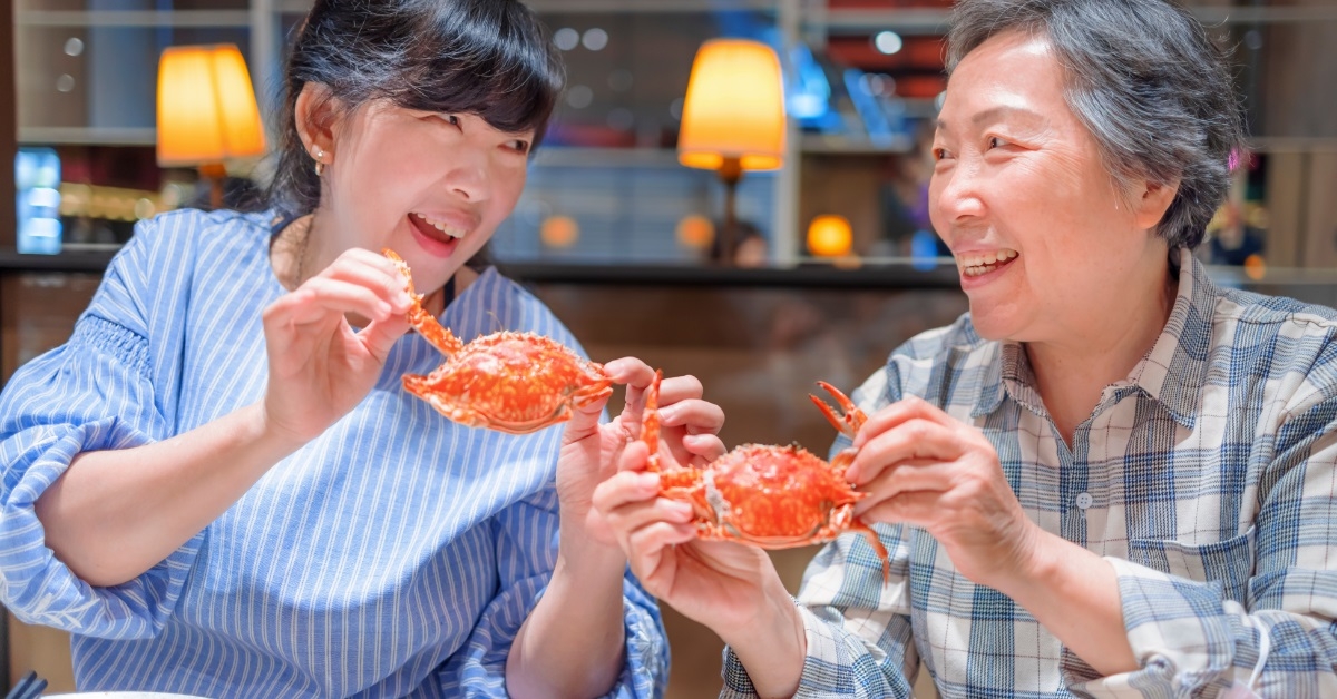 father enjoying seafood with daughter