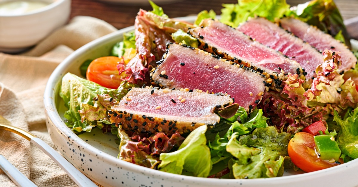seared ahi tuna tataki salad plate