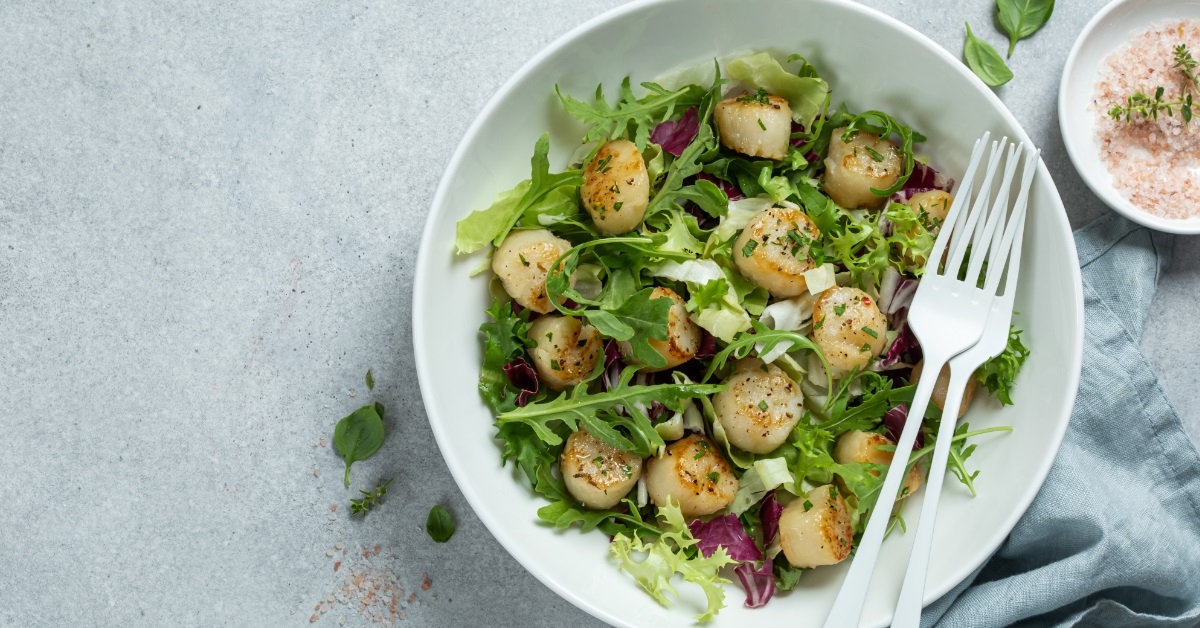 seared scallops salad bowl with forks