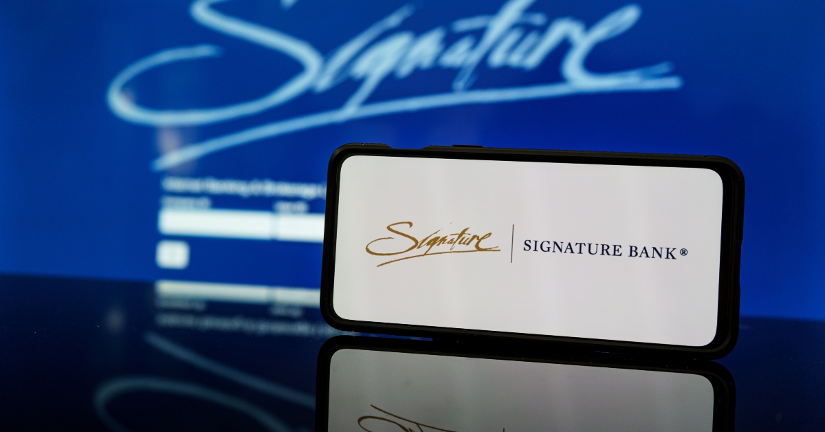 signature bank logo on screen
