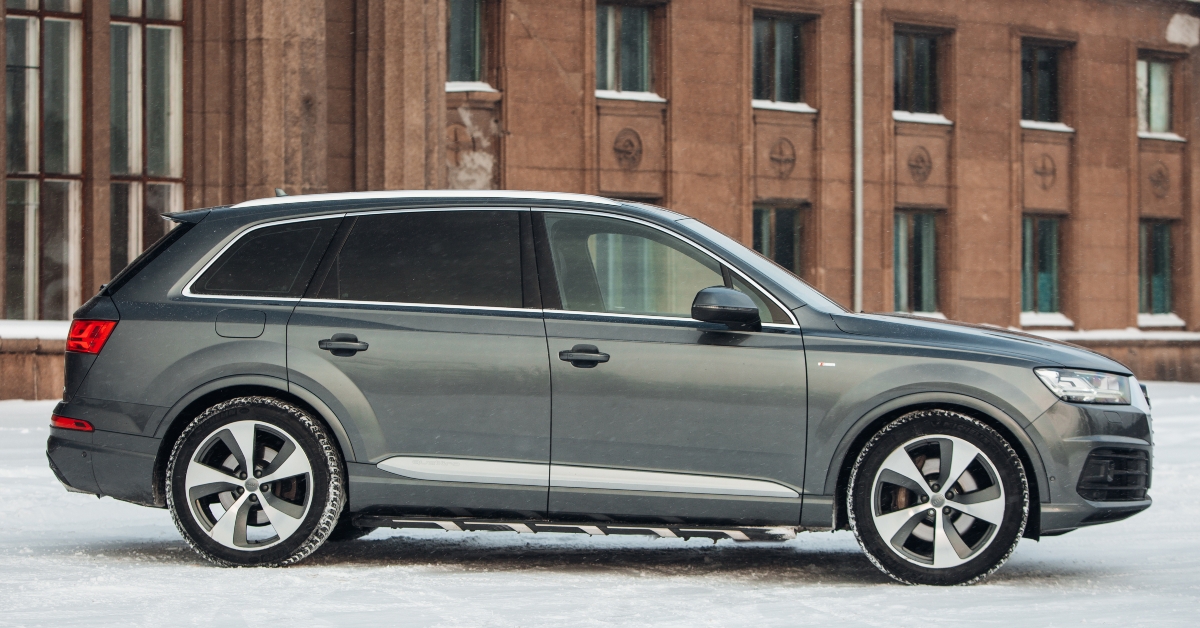 audi q7 at the winter parking