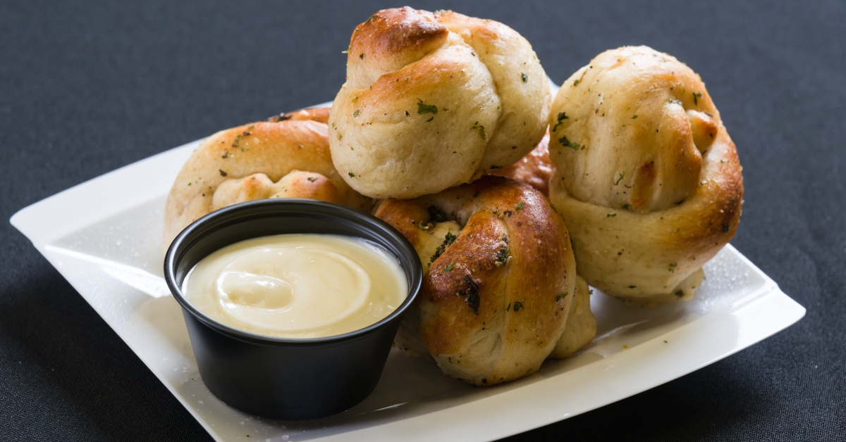 garlic knots with dipping sauce