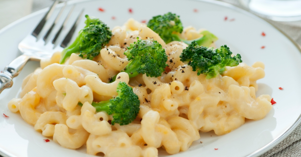 mac and cheese with broccoli toppings