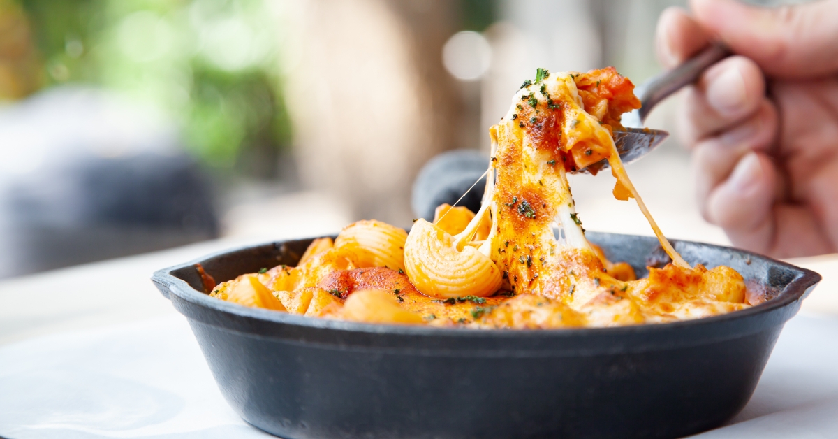 mac-and-cheese-with-tomato-sauce