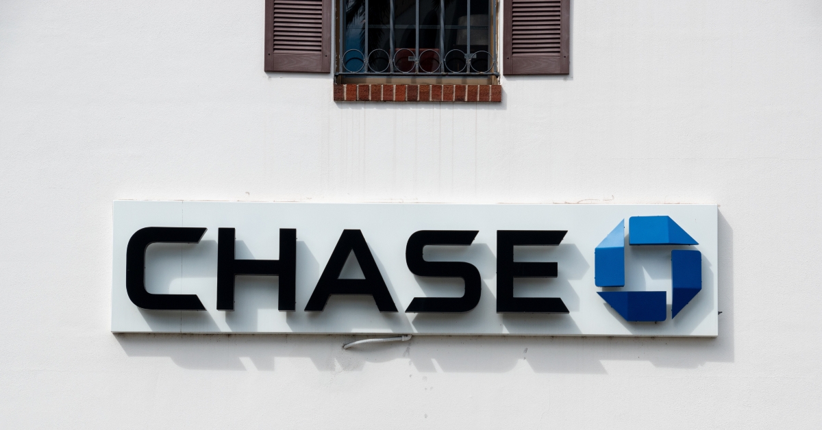 chase bank sign on a white building