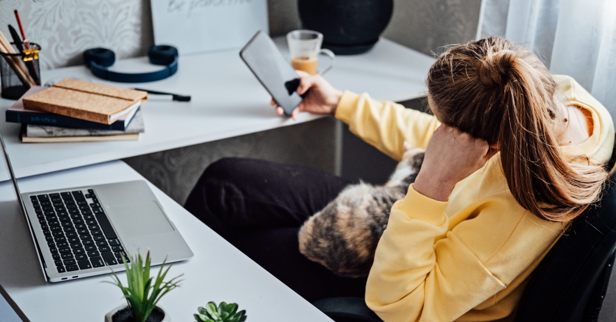 female freelancer procrastinates