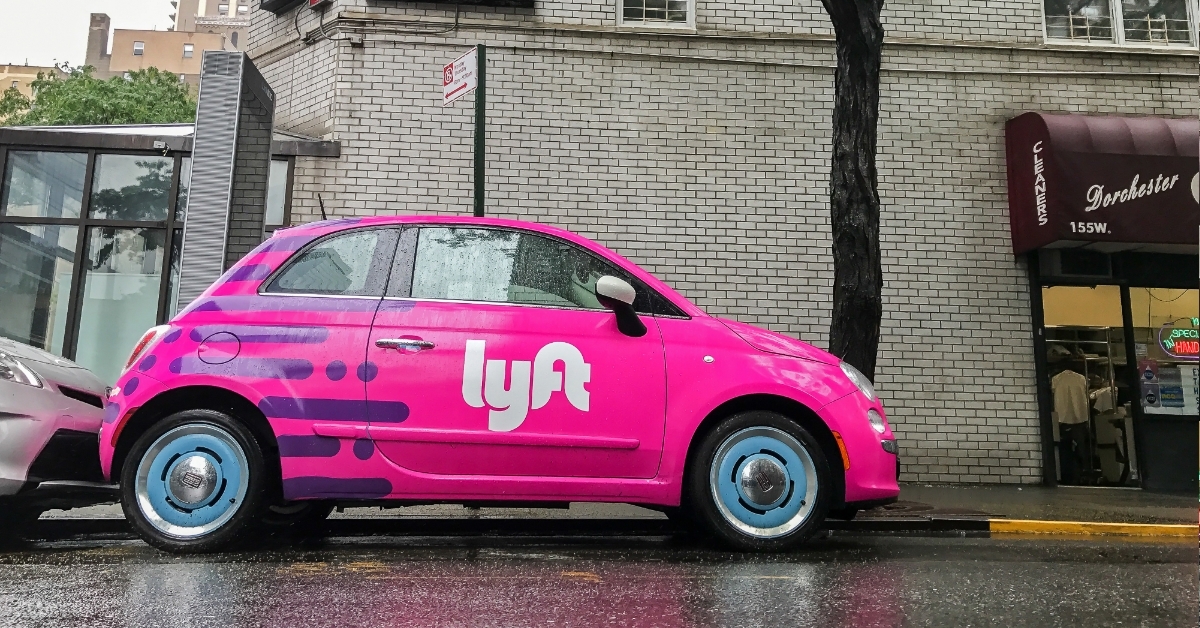 pink fiat 500 with lyft logo