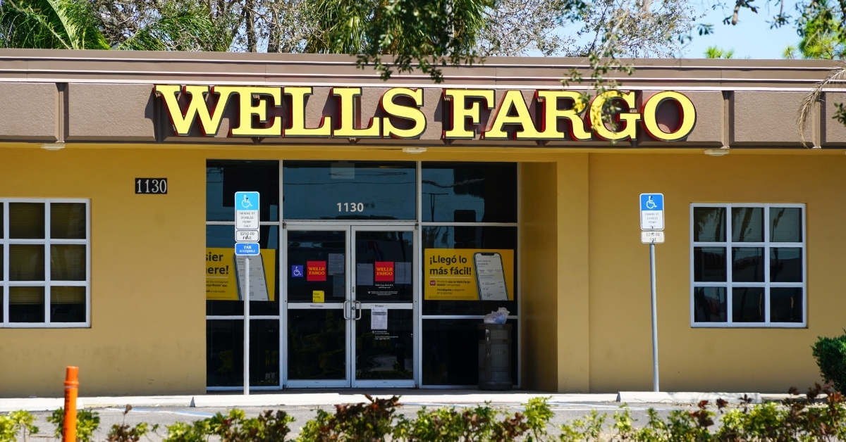 WELLS FARGO Bank front entrance