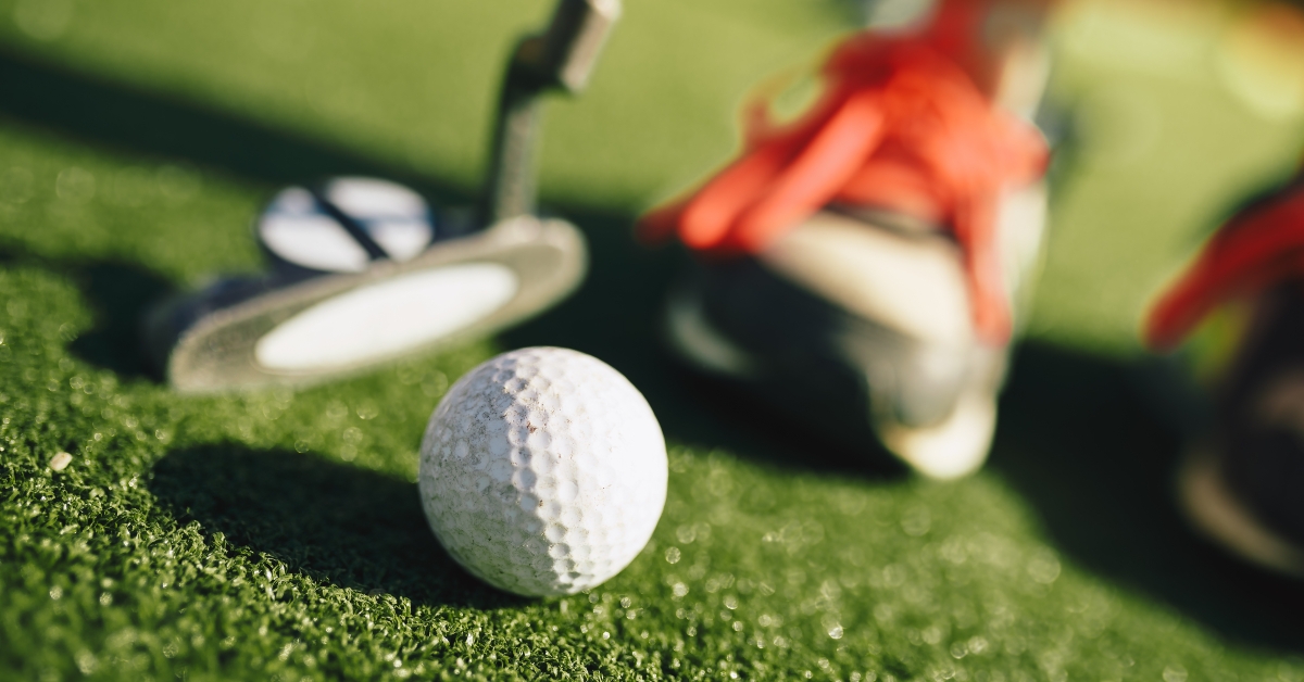 kids play mini golf