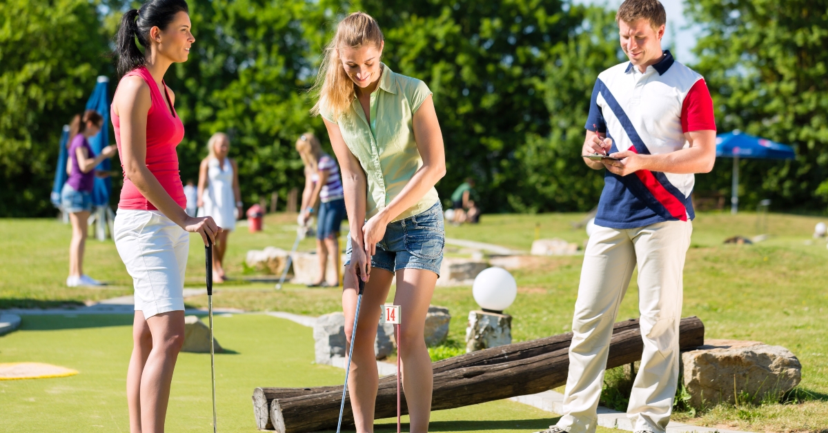leute spielen minigolf