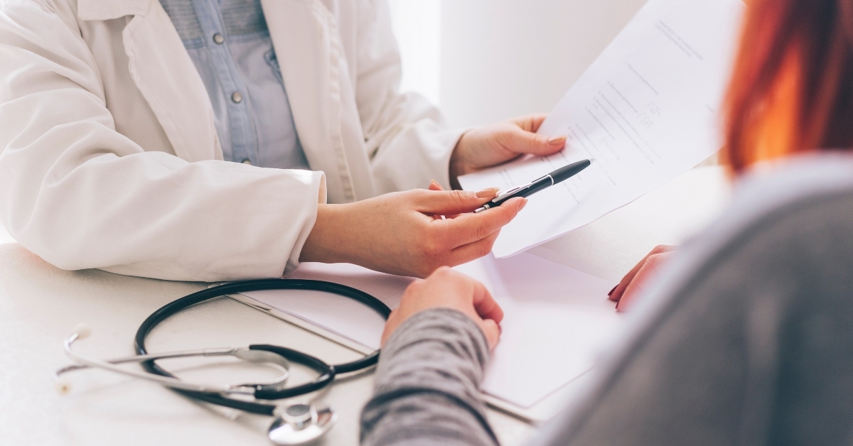 doctor discussing about diagnosis