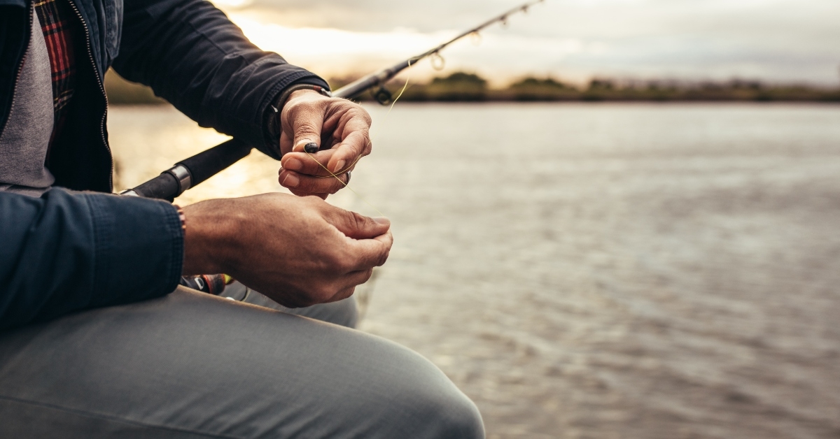 setting his fishing rod 